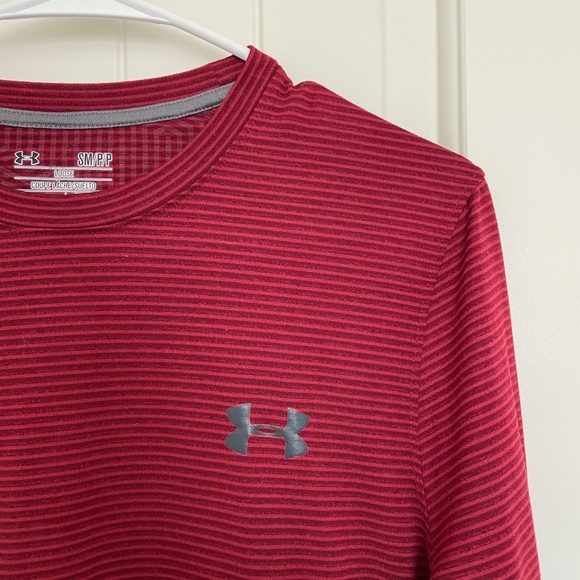 NWOT | Under Armour men’s red stripe pattern long sleeve “loose” coldgear‎ small - Picture 2 of 7